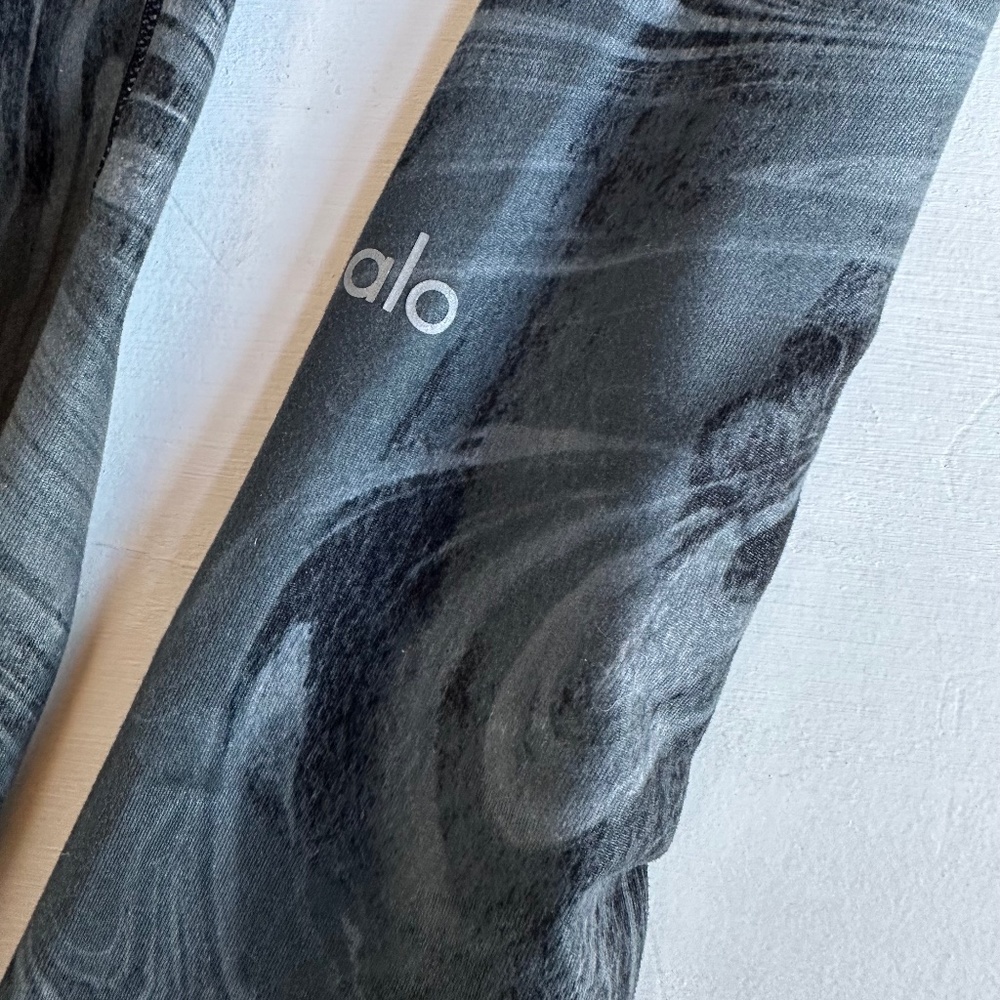 Alo Yoga Airbrush Black Marble Leggings - Picture 5 of 6